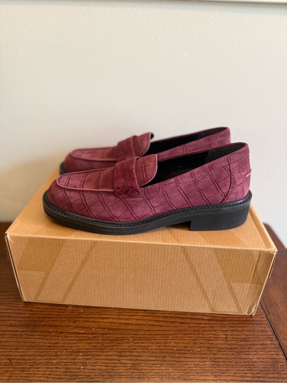 Vionic Caitlin Burgundy Croc-Embossed Suede Loafers‎ NEW